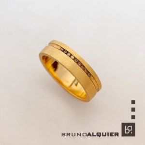 Bruno Alquier - Alliance en or rouge gratté et diamants cognacs