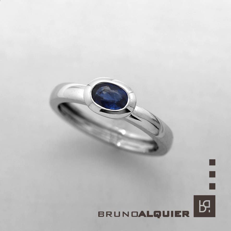 Solitaire Fancy saphir bleu en or blanc BRUNO ALQUIER